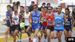 El atleta Diego Colorado de Colombia (c) compite en la media maratón realizada hoy, sábado 30 de noviembre de 2013, en Trujillo (Perú), en el marco de los Juegos Bolivarianos Trujillo 2013