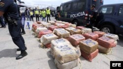 Los 80 fardos con 2.400 kilos de cocaína descargados hoy en la Base Naval en Las Palmas de Gran Canaria.