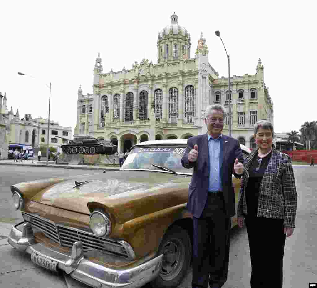 El presidente de Austria, Heinz Fischer, y su esposa, Margit Fischer, posan para una foto junto a un auto clásico.