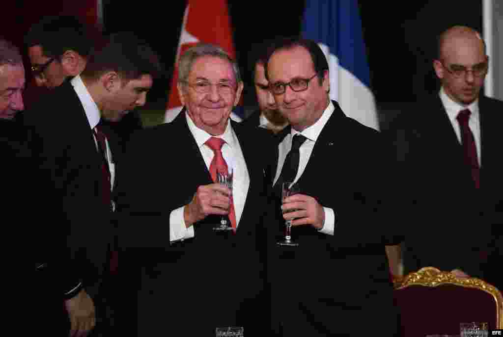 Raúl Castro durante la cena de Estado ofrecida por el presidente de Francia.