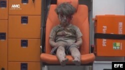 La imagen de un niño herido llama la atención sobre el drama de Alepo