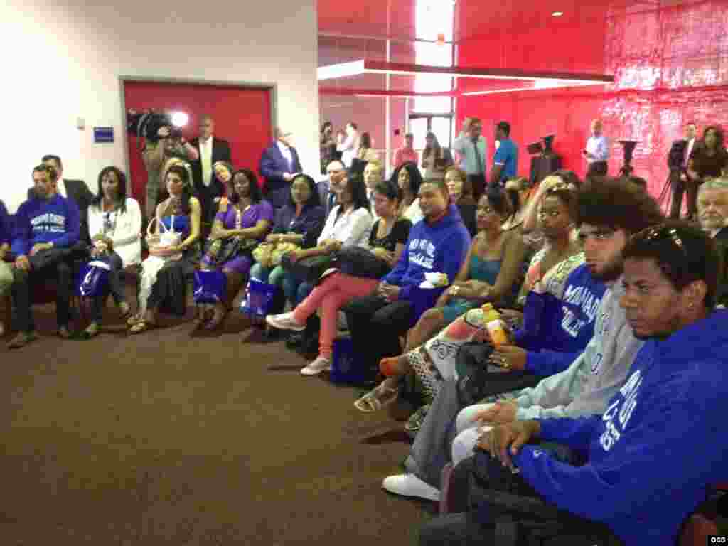 Estudiantes cubanos durante una ceremonia de recibimiento en Miami Dade College.