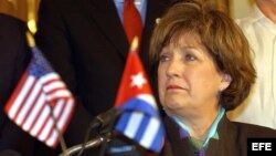 La entonces gobernadora del estado de Louisiana, Kathleen Blanco tras firmar un acuerdo comercial con Pedro Álvarez, presidente de la empresa cubana ALIMPORT. EFE.