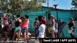 Una cola para comprar alimentos en La Habana. (AFP/Yamil Lage).