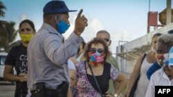 Cubanos con mascarilla, el 20 de julio de 2020. (Adalberto Roque / AFP)