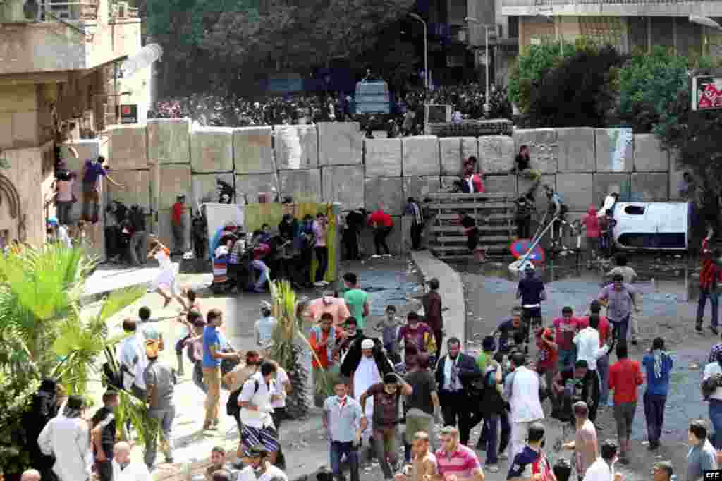 Manifestantes egipcios se enfrentan a la policía a través de una barrera de bloques de cemento levantada ante la embajada de los EE.UU. en El Cairo, Egipto, el día 14 de septiembre de 2012.