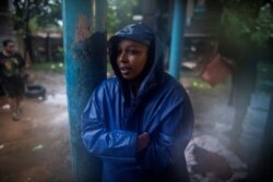 Mujer en Nicaragua espera el paso del huracán Eta en el albergue