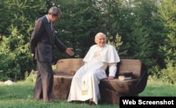 Joaquín Navarro-Valls, con Juan Pablo II. (Foto Opusdei.es)