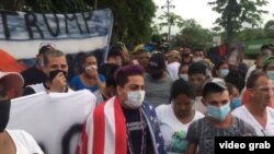 Esta imagen de un video publicado en Facebook muestra, según reporta el periodista de Univisión Mario Vallejo, a algunos de los cubanos reunidos en la frontera de Costa Rica y Nicaragua.