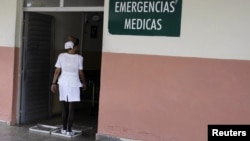 Enfermera cubana se desinfecta los zapatos a la entrada de un hospital en La Habana, Cuba 