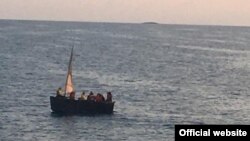 La embarcación en que viajaban los cubanos. (Real Fuerza de Defensa de Bahamas)