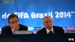 El secretario general de FIFA, Jérome Valcke (i), y El presidente de la Confederación Brasileña de Fútbol, José Maria Marin (d).