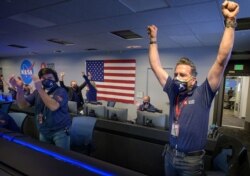 Equipo de ingenieros de la NASA celebran el "amartizaje" del Peseverance
