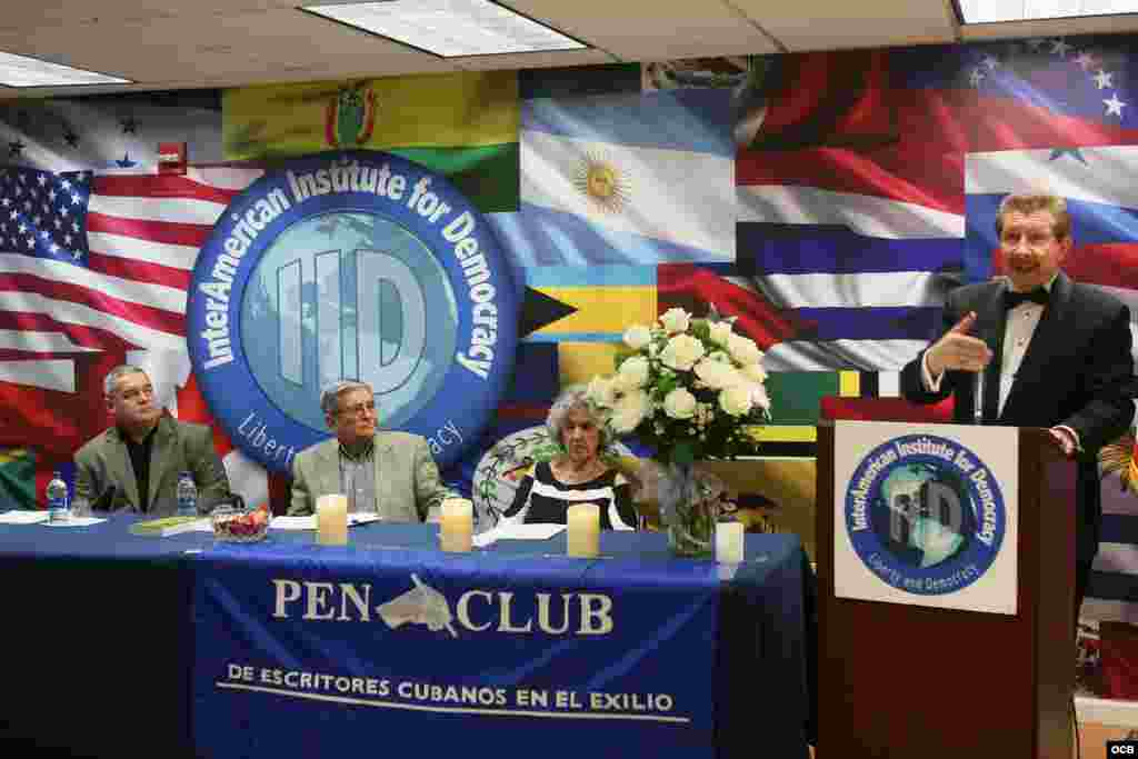 Carlos Sánchez Berzaín (der.) durante la apertura del evento del Pen Club de Escritores en el Exilio, celebrado el pasado 2 de noviembre de 2018. Photo By Roberto