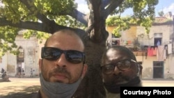Michel Matos, a la izquierda, fue detenido este miércoles en La Habana. 