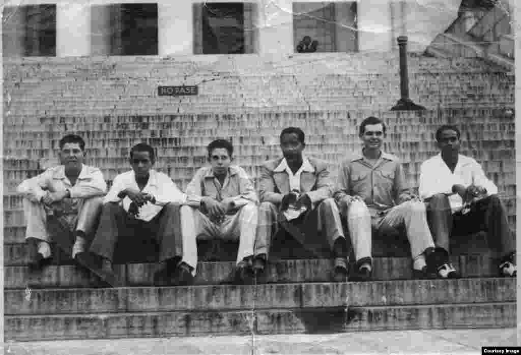 Gregory Hemingway (Gigi), Oscar Villarreal, Alberto Ramos (Fico), Juan López, Patrick Hemingway y René Villarreal, en las escaleras del Capitolio de La Habana, en 1947.