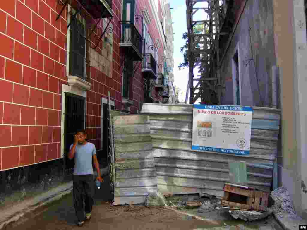 La Habana Vieja junto a un edificio en restauración