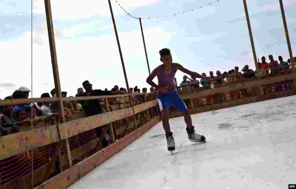 Un niño patina en la obra "La esquina fría" del artista Duke Riley expuesta en el Malecón hoy, domingo 24 de mayo, donde ha sido inaugurada la exposición "Detrás del Muro" como parte de la XII Bienal de Arte de La Habana.