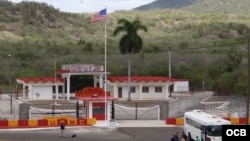 Punto de entrada a la Base Naval de EEUU en Guantánamo.