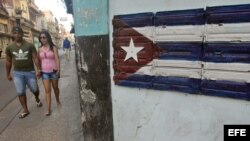  Una pareja camina por una calle en La Habana. EFE/Ernesto Mastrascusa