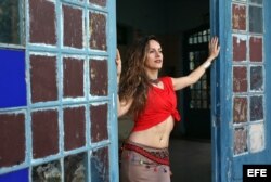 La bailarina española Sara Guirado posa durante una entrevista con Efe en La Habana.