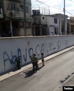 En las calles de Cuba han aparecido carteles de rechazo a Miguel Díaz-Canel, similares a este colocado en La Habana.