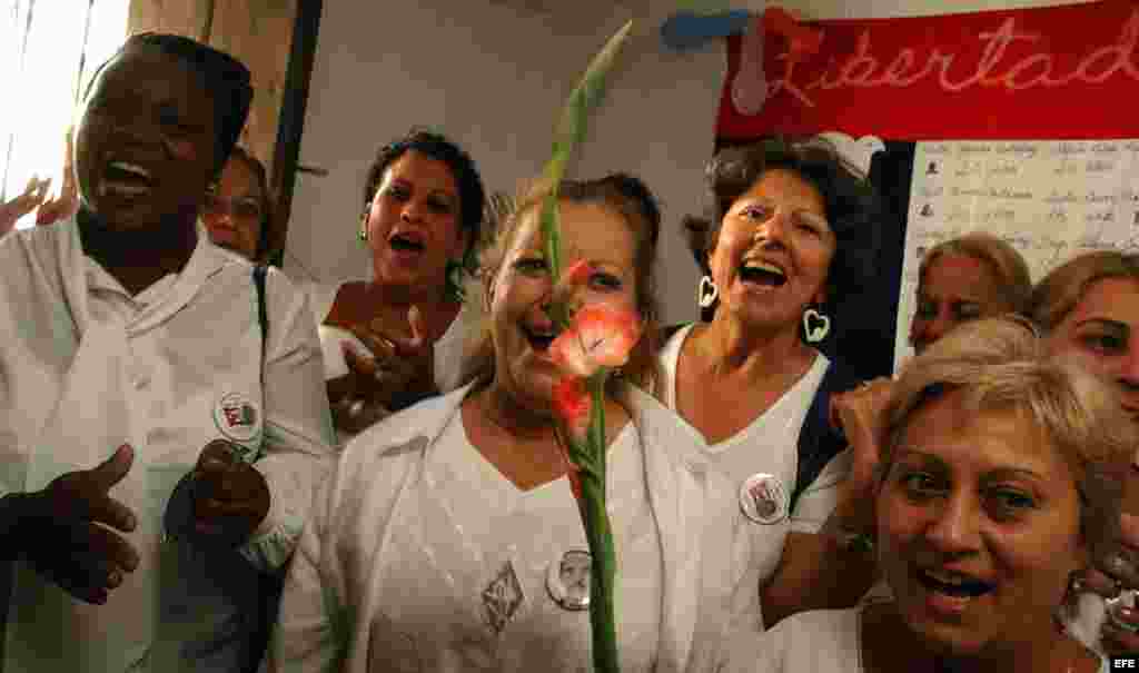 Un grupo de esposas y familiares de disidentes cubanos, conocidas como "Damas de Blanco" celebra la obtención del Premio Sajarov concedido por el Parlamento Europeo por su lucha en favor de los derechos humanos, la democracia y el estado de derecho. EFE/A