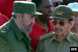 Fidel y Raúl Castroun duo de dictadores que ha sobrevivido a 12 mandatarios estadounidensdes.