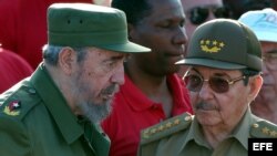El dictador Fidel Castro junto a su hermano, el entonces Ministro de las Fuerzas Armadas Raúl Castro, en enero de 2004. (Archivo)