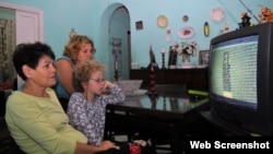 Familia cubana frente a la televisión.