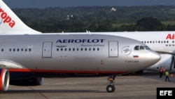 El vuelo de Aeroflot en que debía viajar a Cuba Edward Snowden carretea en el aeropuerto José Martí el lunes, sin el famoso fugitivo a bordo.