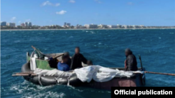 Esta fotografía muestra a los balseros cubanos interceptados cerca de Lake Worth, en Palm Beach, Florida. 