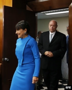 La secretaria de Comercio de EEUU, Penny Pritzker camina escoltada por el ministro cubano de Comercio Exterior, Rodrigo Malmierca, el 7 de octubre de 2015, en La Habana.