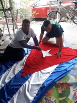 Bandera cubana de tres metros de largo, confeccionada por cubanos y residentes de Reynosa.