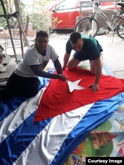 Bandera cubana de tres metros de largo, confeccionada por cubanos y residentes de Reynosa.