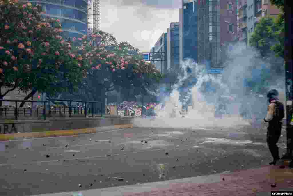 Manifestantes en la avenida Francisco de Miranda se enfrentan a efectivos de la PNB. Resisten el gas lacrimógeno lanzado por la PNB. (Foto: Juan Pablo Arraez) 