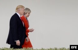 El presidente estadounidense, Donald Trump (i) conversa con la primera ministra británica, Theresa May (d), en la Casa Blanca,