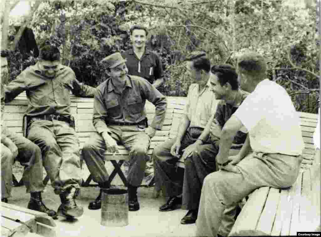 Raúl Castro con asesores soviéticos en Cuba.