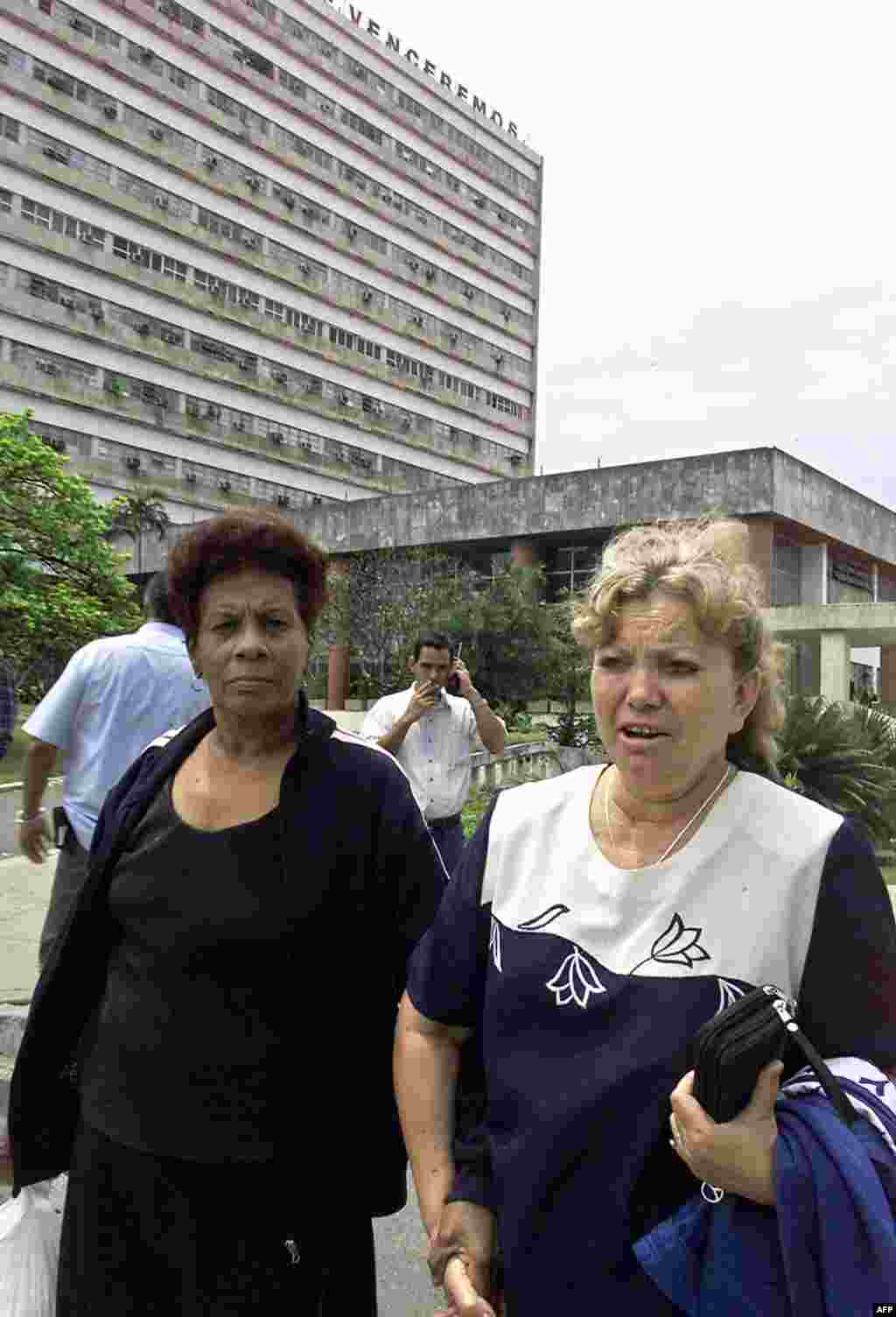 Laura Pollán Toledo(D), esposa del disidente Héctor Maseda Gutiérrez, para quien la Fiscalía pide 20 años de prisión, hace declaraciones tras abandonar el Tribunal Supremo de La Habana, donde esta siendo procesado junto a otros opositores, el 03 de abril 