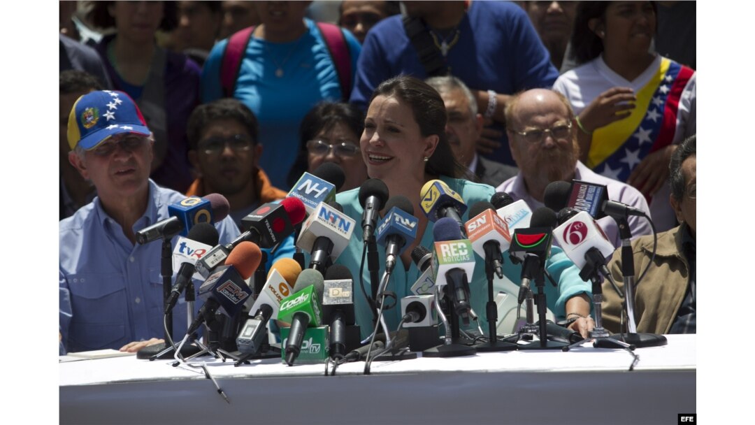 La líder opositora Maria Corina Machado ofrece una rueda de prensa hoy, viernes 11 de abril de 2014, en la Plaza Brion de Chacaito, en Caracas (Venezuela).