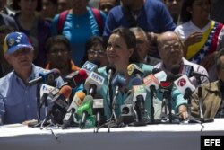 La líder opositora Maria Corina Machado ofrece una rueda de prensa hoy, viernes 11 de abril de 2014, en la Plaza Brion de Chacaito, en Caracas (Venezuela).