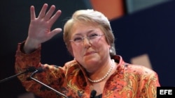 SANTIAGO (CHILE), 13/04/2013.- La expresidenta de Chile, Michelle Bachelet, habla hoy, sábado 13 de abril de 2013, durante un acto masivo en el que fue proclamada como representante de los partidos Socialista (PS) y Por la Democracia (PPD) a las primarias de Chile