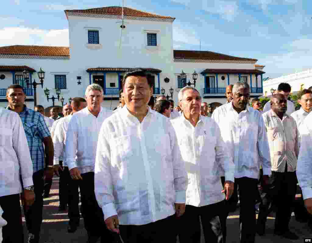 Raúl Castro (i-abajo), junto al primer vicepresidente cubano, Miguel Diaz-Canel (d), y el canciller cubano, Bruno Rodríguez, despiden al presidente de China, Xi Jinping (d), en el aeropuerto internacional de la ciudad de Santiago de Cuba,