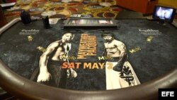 Vista de un anuncio del combate que enfrentará al boxeador estadounidense Floyd Mayweather Jr. contra el filipino Manny Pacquiao, en una mesa de "blackjack" del Casino MGM Grand de Las Vegas, Nevada.