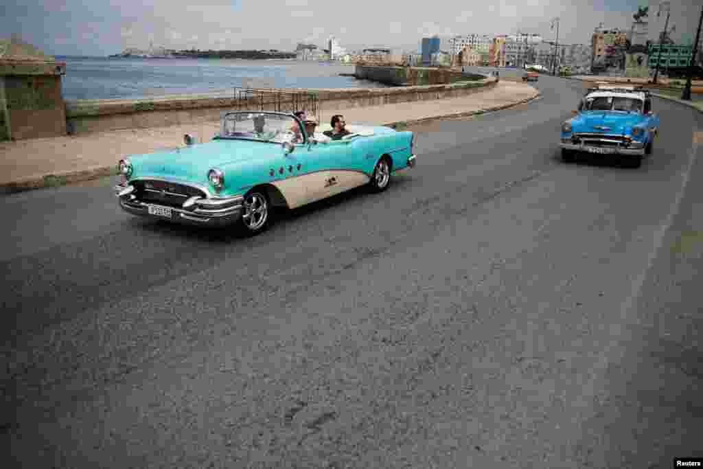 Turistas recorren en almendrones el Malec&#243;n de La Habana, el 21 de agosto de 2019. REUTERS/Fernando Medina