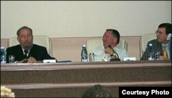 Kirby Jones (c) con Fidel Castro en La Habana, febrero 2003.