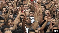 Manifestantes egipcios gritan consignas antiestadounidenses durante una protesta convocada enfrente de la embajada de EE.UU. en El Cairo, Egipto. 