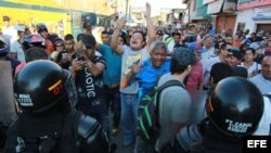 Manifestantes recibieron con lluvia de huevos a candidato de las FARC