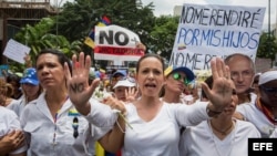 La dirigente opositora María Corina Machado en una manifestación el 6 de mayo del 2017 en Caracas (Venezuela). de mujeres venezolanas, opositoras al Gobierno de Nicolás Maduro, marchan en Caracas y en varias ciudades del interior "contra la represión" que