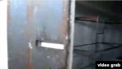 Esta celda tapiada filmada en la prisión cubana Combinado del Este tiene por puerta una plancha de metal.